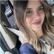 Profesora de apoyo en primer nivel de inglés básico